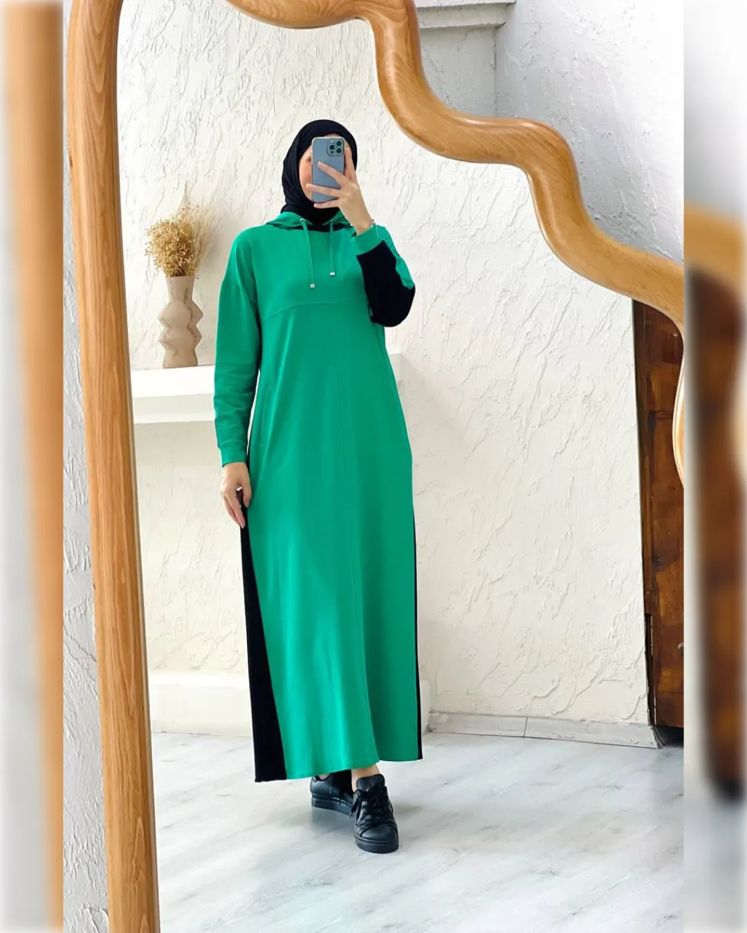 Ayla Sporty, Cozy, Hooded Abaya Dress in Green Shade  عباءة آيلا الرياضية القطنية الدافئة باللون الأخضر الجميل